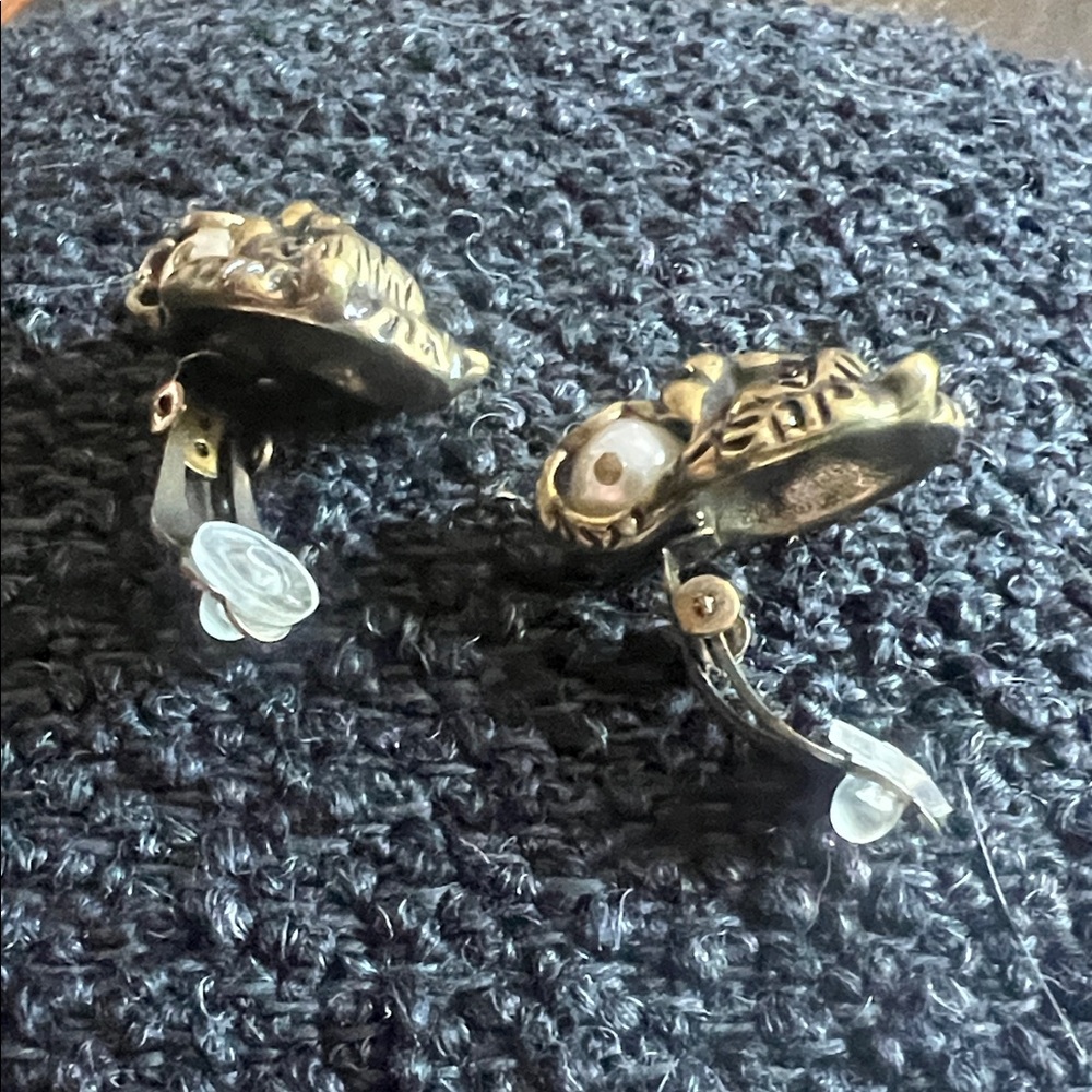 Gucci Gold Lion Motif Earrings - Picture 5 of 12